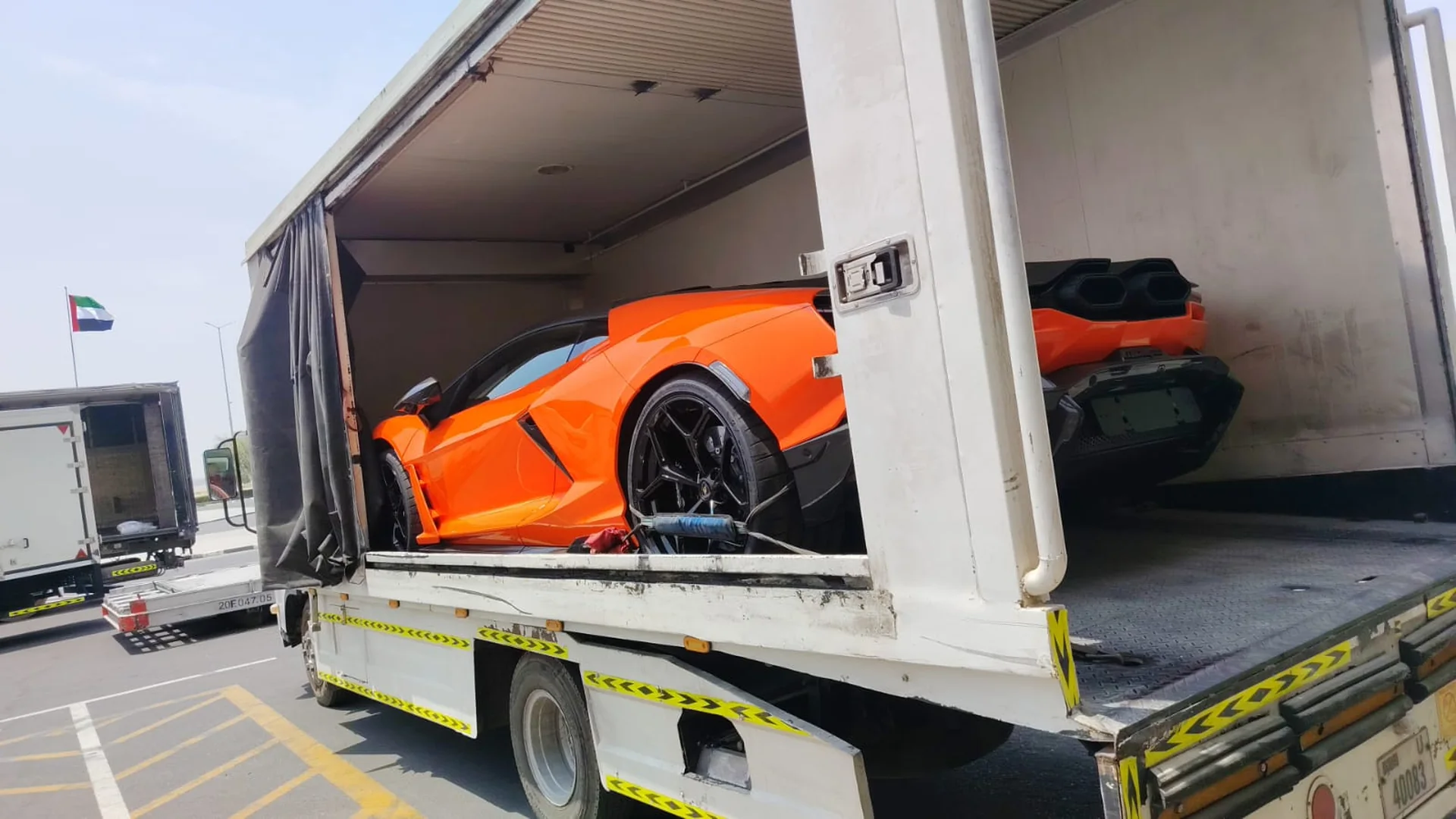 Ankunft in Dubai: exportierter Sportwagen im geschlossenen Transporter in den Vereinigten Arabischen Emiraten