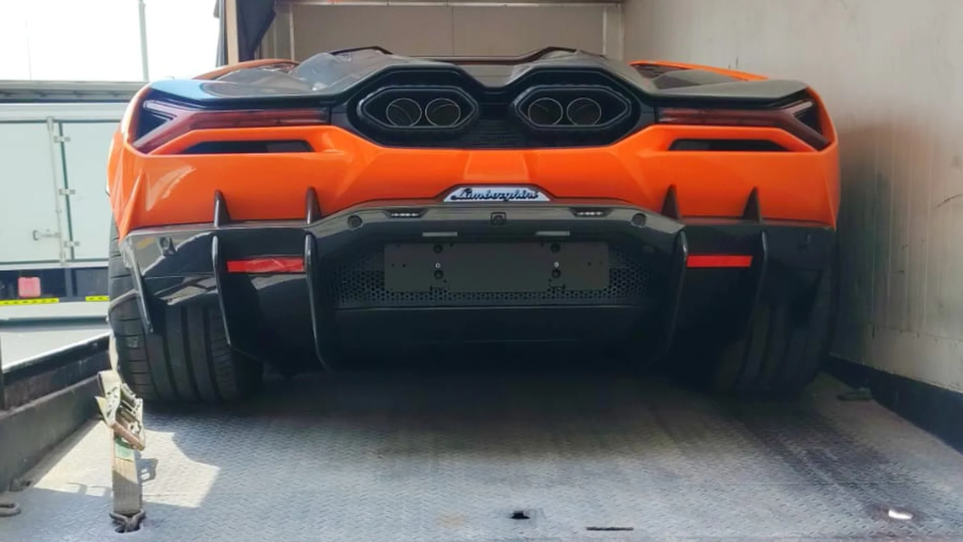 Entladung im Zielland: Lamborghini nach der Ankunft in Dubai im geschlossenen Transporter
