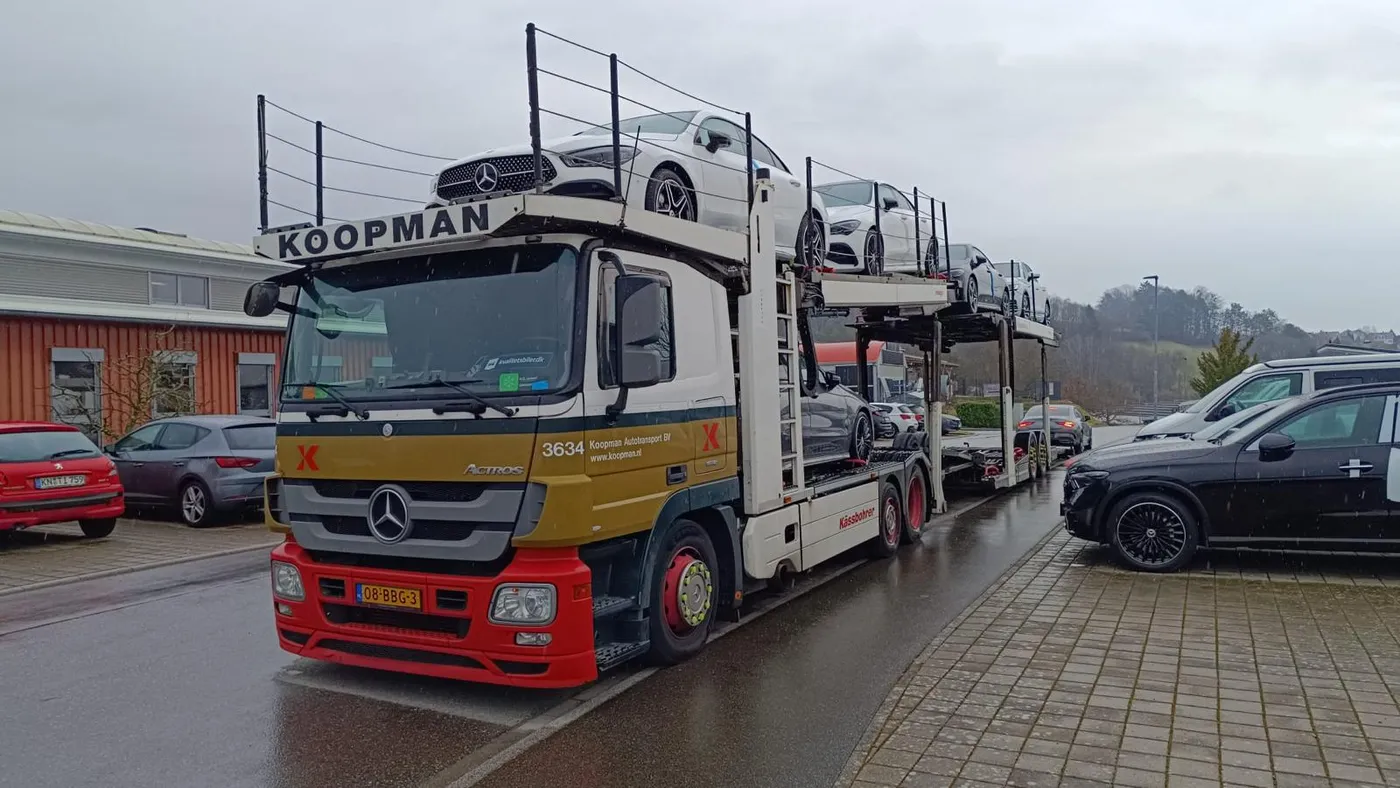 Beladener Autotransporter mit Premium-Fahrzeugen