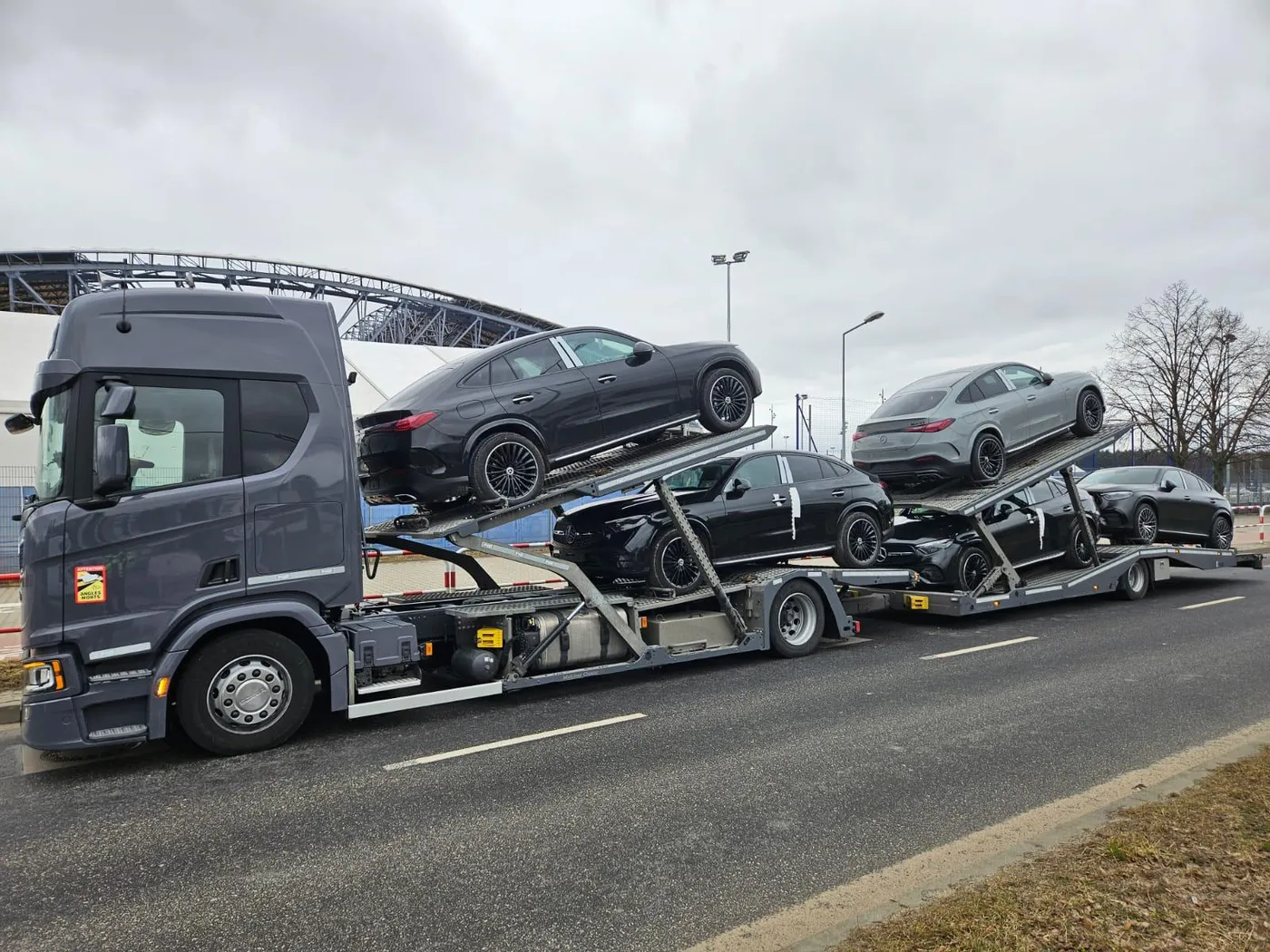 Sattelzug beladen mit mehreren SUV