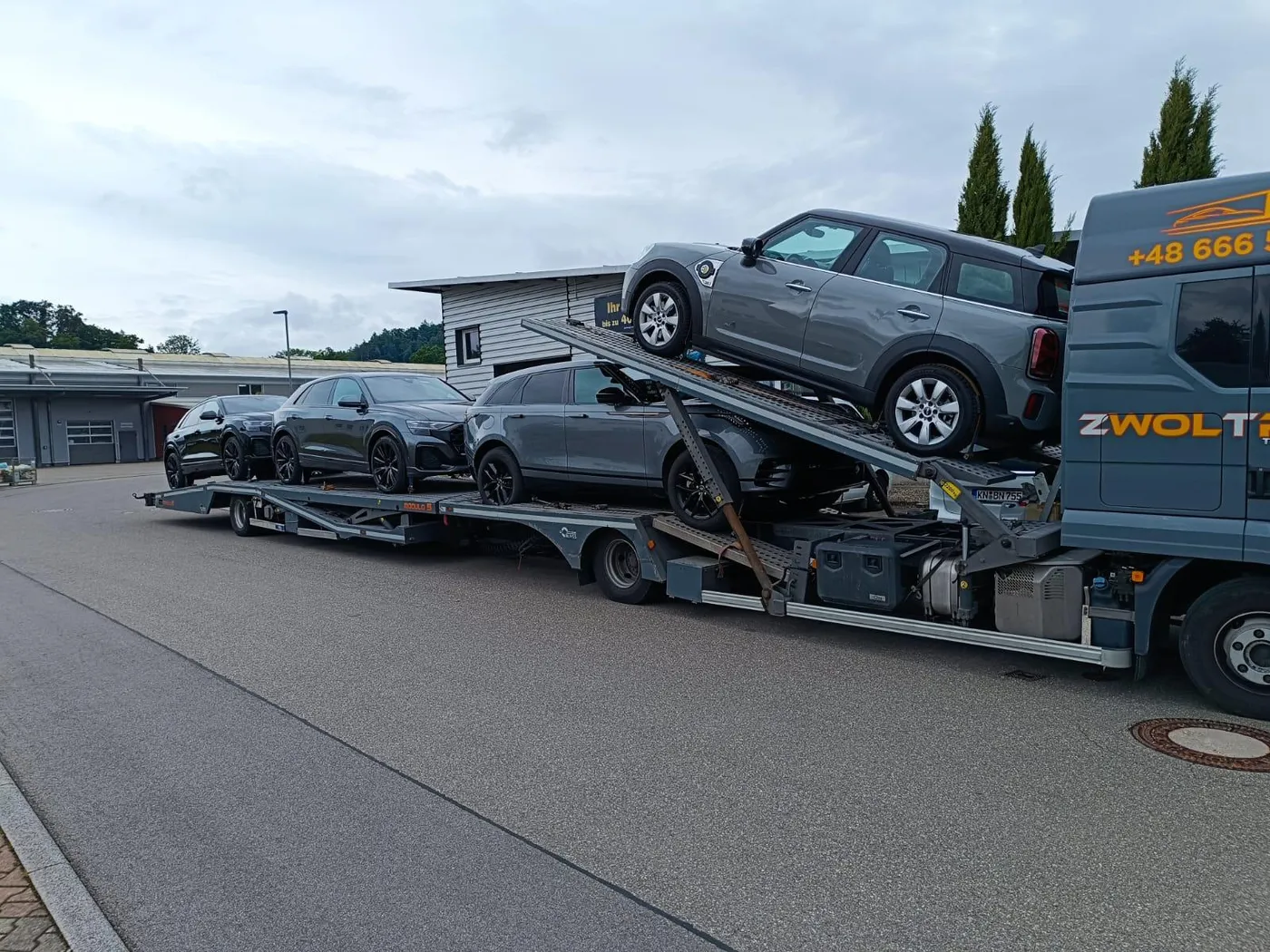 Autotransporter mit SUV auf der Laderampe