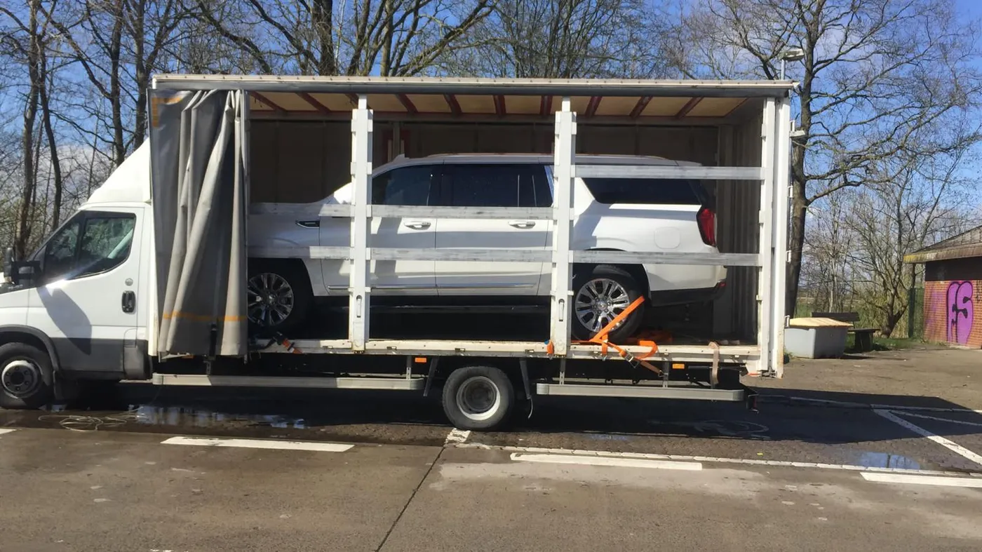 Geschlossener Transporter mit Fahrzeug