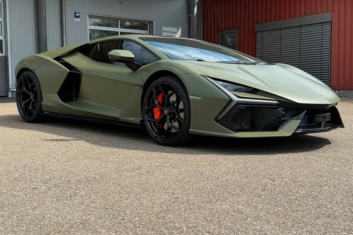 Olivgrüner Lamborghini Revuelto, exportiertes Sportfahrzeug