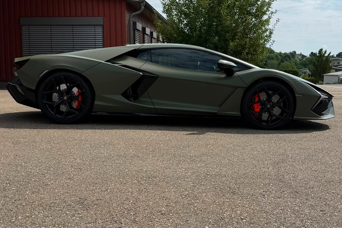 Lamborghini Revuelto in Mattgrün, Seitenansicht