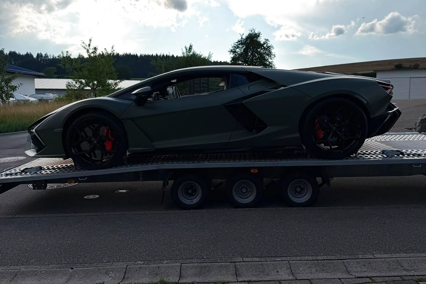 Lamborghini Revuelto auf dem Autotransporter bei der Auslieferung